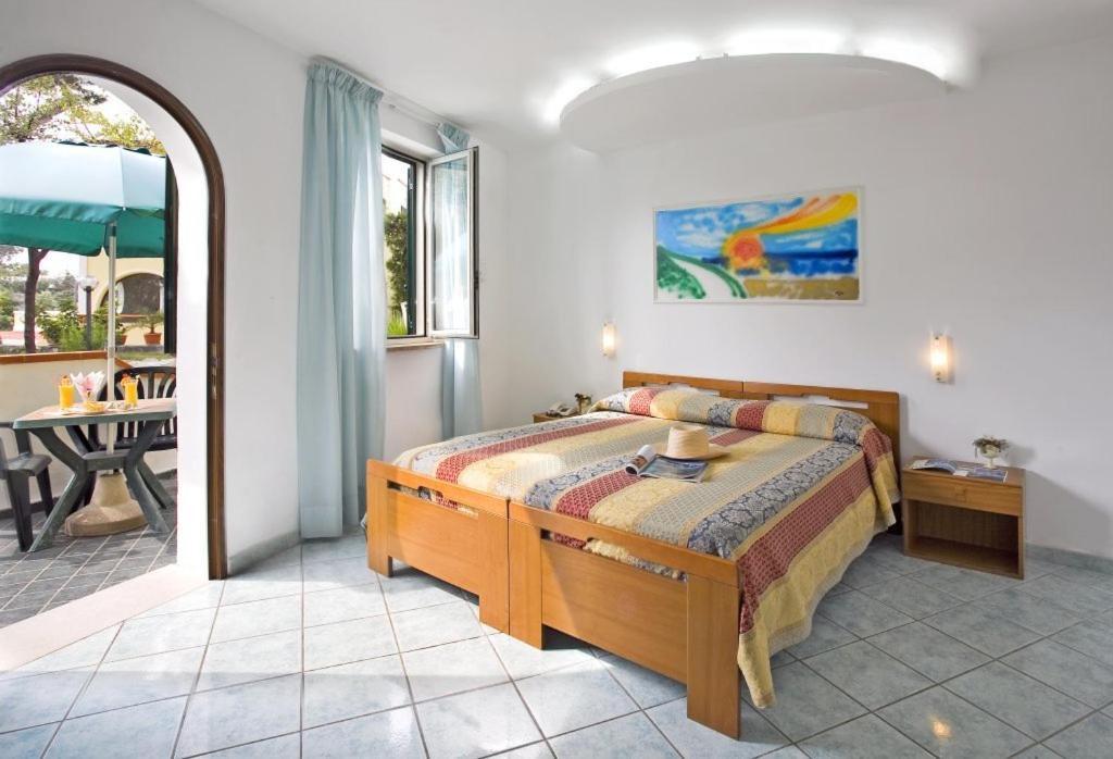 Albergo Villa Hibiscus Forio di Ischia Oda fotoğraf
